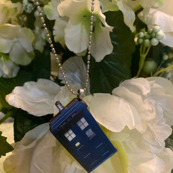 Blue Police Box Time Machine Necklace Pendant - Picture 5 of 9